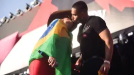 Salada mista. Casal trocou selinhos nopalco