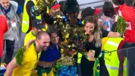 Eduardo Bolsonaro e a esposa Heloísa Bolsonaro posando com torcedores brasileiros