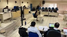 Testemunha presta depoimento diante do Tribunal do Júri, em Santarém.