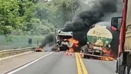 Entre os carros incediados, um caminhão tanque e outro carregado com milho