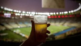 Decisão da proibição de venda de cerveja dentro e nos arredores do estádio da Copa do Mundo foi tomada dois dias antes da abertura do evento.