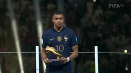 A alegria de Mbappé ao receber o prêmio