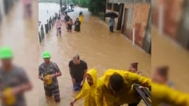 Imagem ilustrativa da notícia Chuva desaloja 3 mil e moradores são resgatados com botes