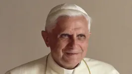 Imagem ilustrativa da notícia Vaticano divulga fotos do corpo de Papa Bento XVI, veja!