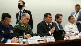 Ministro da Defesa, general Paulo Sérgio Nogueira de Oliveira, ao lado dos comandantes da Aeronáutica, Exército e Marinha.