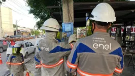 Uma equipe da concessionária de energia de São Paulo foi "sequestrada" por moradores até que fornecimento de energia fosse restabelecido.