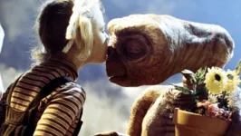 Drew Barrymore ainda criança em cena de E.T