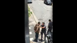 Vídeo também mostra momento em que o PM agressor pega dinheiro das mãos da vítima.