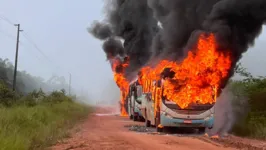 Ônibus incendiado por indígenas em fazenda invadida da Brasil BioFuels em abril