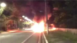 O carro foi consumido pelas chamas