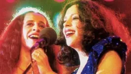 A foto das cantoras foi exibida num telão no show de Bethânia