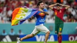 O italiano Mario Ferri, que invadiu na segunda-feira (28) o campo durante a partida entre Portugal e Uruguai com uma bandeira LGBTQIA+