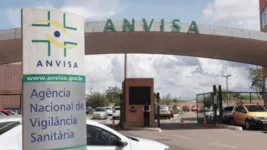 Segundo a Anvisa, pomadas para fixar e modelar cabelos podem provocar ardência nos olhos, lacrimejamento intenso, coceira, vermelhidão, inchaço ocular e dor de cabeça.