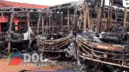 Os três ônibus ficaram totalmente destruídos