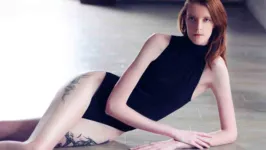 Maci Currin de 20 anos, que mede 2,08m de altura e suas pernas medem135 centímetros