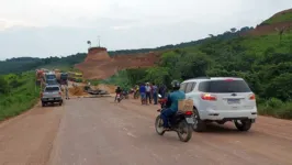 Em Novo Progresso, golpistas pedem intervenção militar e atrapalham a vida de quem precisa passar na via.