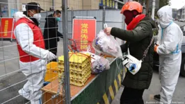 Entregador leva itens de primeira necessidade a área residencial em Xi'an durante lockdown