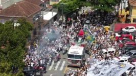 Torcedores prestam homenagem a Pelé, nas ruas de Santos