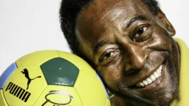 Além de títulos e inúmeros gols, Pelé, também colecionou casamentos.