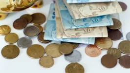 O estudo aponta que uma pessoa que tenha aplicado um valor de R$ 1.000 na poupança no início do ano teve de volta um rendimento de R$ 76,70 no período.