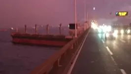 Um navio à deriva bateu na ponte durante as fortes chuvas que atingiram a madrugada no Rio de Janeiro (RJ)