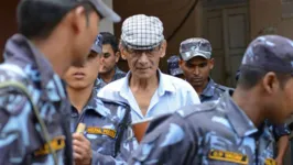 O serial killer francês Charles Sobhraj, ao centro, é escoltado pela polícia em Bhaktapur, no Nepal.
