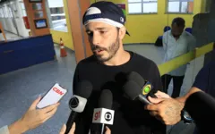 Thiago Rodrigues fala com a imprensa após deixar a delegacia