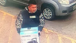 Câmeras de segurança registraram o momento em que um dos criminosos furtou o aparelho de dentro da loja