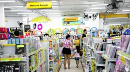 Nessa época do ano, pais e filhos saem às compras para pesquisar os melhores valores nas lojas
