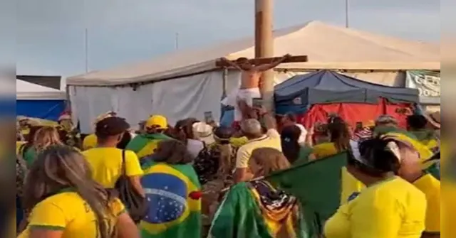 Imagem ilustrativa da notícia Bolsonaristas encenam crucificação de Cristo em Brasília