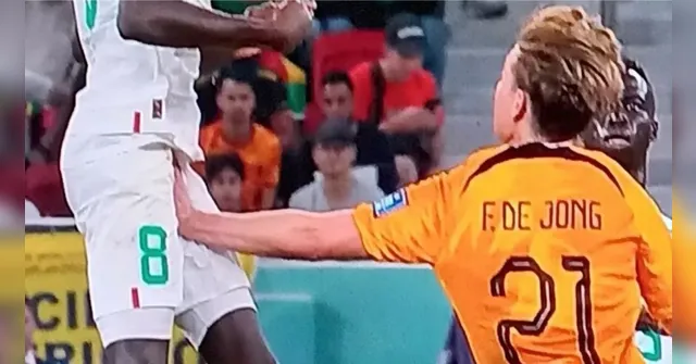 Imagem ilustrativa da notícia Memes: Mão boba de holandês em meia de Senegal viraliza
