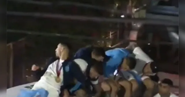 Imagem ilustrativa da notícia Messi quase é eletrocutado na festa do título da Argentina