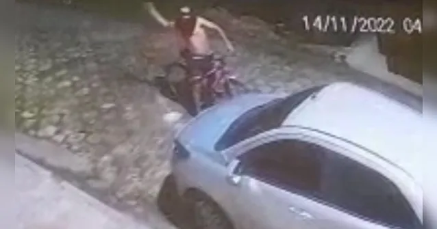 Imagem ilustrativa da notícia Vídeo: homem sai na madrugada para quebrar carros no Pará