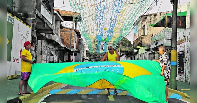 Imagem ilustrativa da notícia Tradição de enfeitar ruas resiste ao tempo e anima moradores