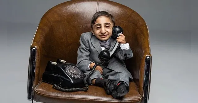 Imagem ilustrativa da notícia Iraniano com apenas 65 cm é o menor homem do mundo