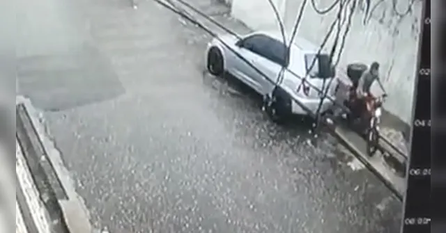 Imagem ilustrativa da notícia Vídeo: criminoso furta moto estacionada em calçada de Belém