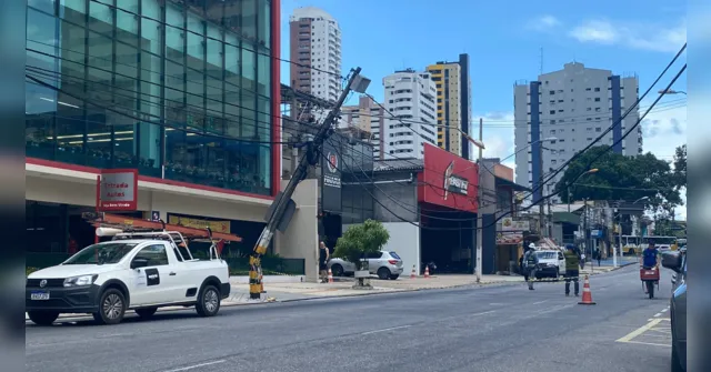 Imagem ilustrativa da notícia Caminhão carregando lancha quase derruba poste em Belém