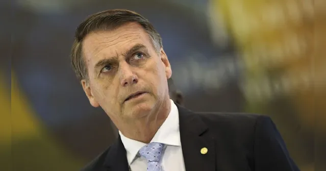 Imagem ilustrativa da notícia Bolsonaro silencia com militares em primeiro evento público 