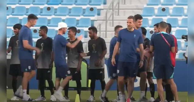 Imagem ilustrativa da notícia Vídeo: Inglaterra realiza treino com operários imigrantes
