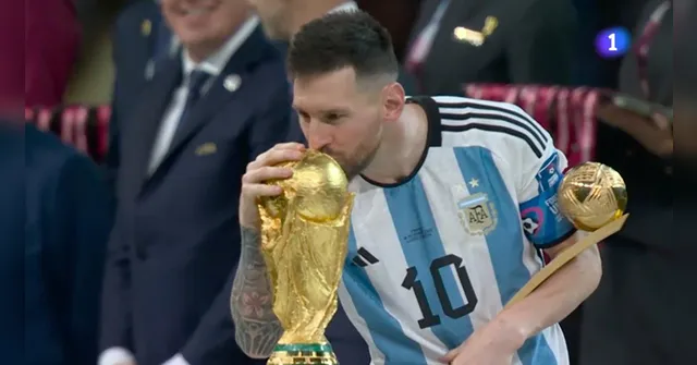 Imagem ilustrativa da notícia Messi coloca as mãos no troféu com que mais sonhou