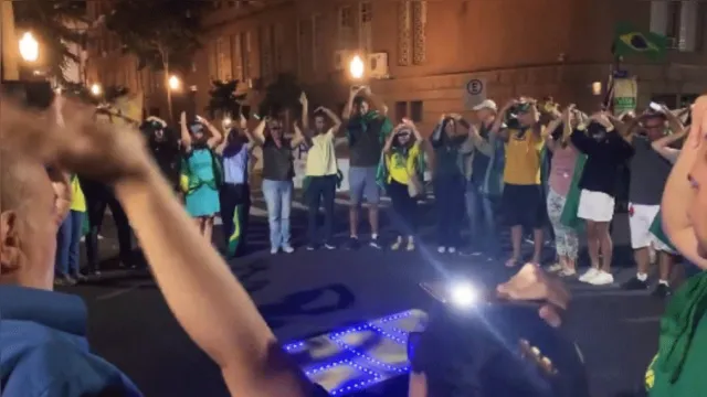 Imagem ilustrativa da notícia Vídeo! Bolsonaristas "pedem ajuda" a ET's em Porto Alegre