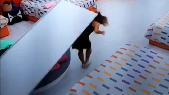 Imagem ilustrativa da notícia Vídeo: porta do Big Brother cai na cabeça de sister