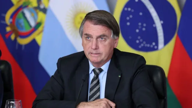 Imagem ilustrativa da notícia Bolsonaro silencia sobre bomba no DF e posta vídeo de Natal