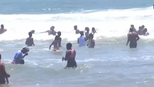 Imagem ilustrativa da notícia Onda gigante fere 17 e mata três banhistas em praia