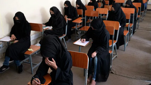 Imagem ilustrativa da notícia Talibã proíbe mulheres de frequentarem universidade