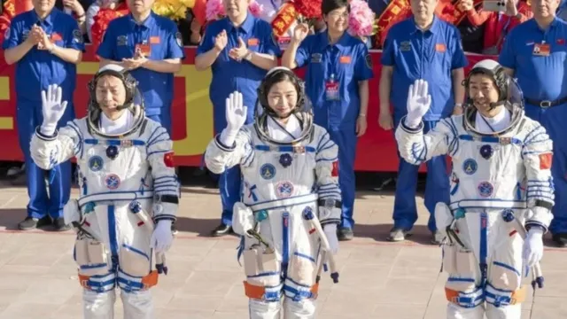 Imagem ilustrativa da notícia Astronautas chineses retornam à Terra após seis meses