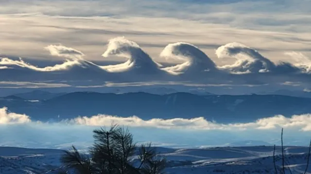Imagem ilustrativa da notícia Nuvens em forma de ondas surpreenderam no céu nos EUA
