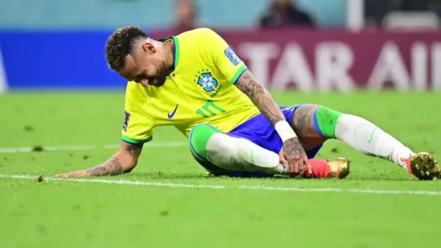 Imagem ilustrativa da notícia Médico da seleção diz que Neymar sofreu entorse no tornozelo 
