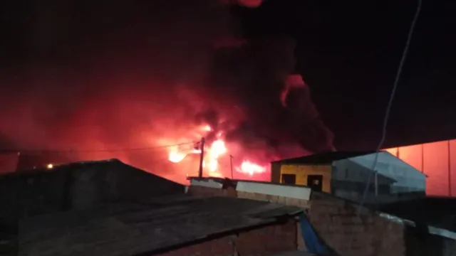 Imagem ilustrativa da notícia Vídeo: fogo atinge centro de distribuição do Líder em Belém