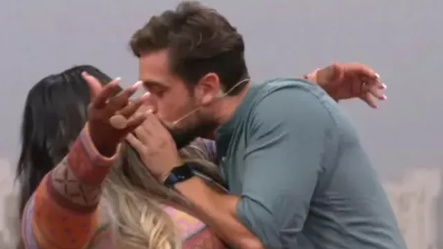 Imagem ilustrativa da notícia Vídeo: Rafael Cardoso surpreende e beija Jojo Todynho